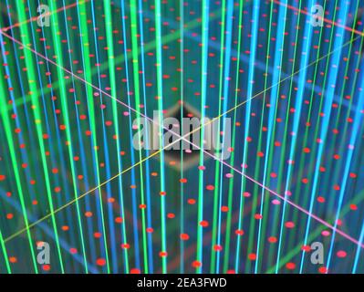 Fotografie eines Kaleidoskop, das einen kreativen Hintergrund der bunten Laser Strahlen geformt wie ein Firewall-Gitter leuchten und reflektieren In mehreren Meilen Stockfoto