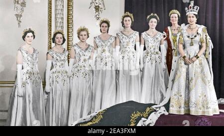 KRÖNUNG DER KÖNIGIN ELISABETH II. 2. JUNI 1953. Die Königin mit Brautjungfern im Buckingham Palace Stockfoto