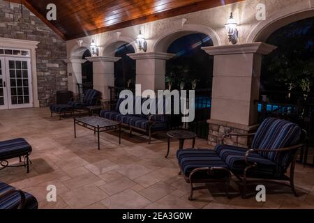 Außenterrasse mit Blick auf den Swimmingpool in der Nacht. Stockfoto