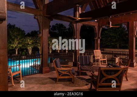 Außenterrasse mit Blick auf den Swimmingpool in der Nacht. Stockfoto