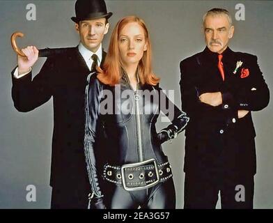 THE AVENGERS 1998 Warner Bros Film mit von links: Ralph Fiennes als John Steed, Uma Thurman als Emma Peel und Sean Connery als Sir August de Wynter © Warner Bros Stockfoto