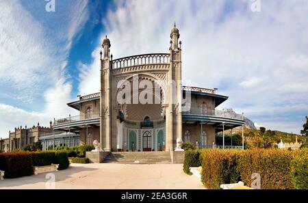 Voronzowskiy Palast in Alupka, Krim, Blick vom Meer mit berühmten Sternenkoffer mit Löwen im Herbst Stockfoto