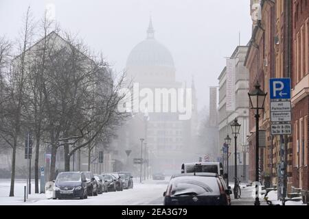 Potsdam, Deutschland. Februar 2021, 07th. Schnee liegt auf der Straße am Bassin, die in Richtung Nikolaikirche und Alter Markt führt. Quelle: Soeren Stache/dpa-Zentralbild/dpa/Alamy Live News Stockfoto