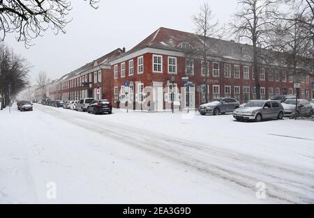 Potsdam, Deutschland. Februar 2021, 07th. Schnee liegt im Holländerviertel an der Gutenbergstraße und der Benkertstraße (r). Quelle: Soeren Stache/dpa-Zentralbild/dpa/Alamy Live News Stockfoto