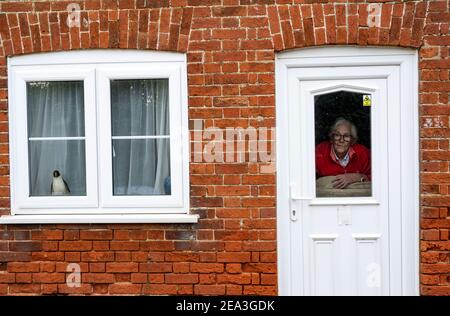 90-jährige Frau in Selbstisolation wegen Covid-19 Stockfoto