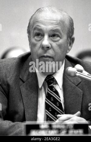 **Datei Foto** George Shultz Ist Verstorben. Washington DC, USA, 9. September 1982 Außenminister George Shultz bezeugt vor dem Ausschuss für Auswärtige Angelegenheiten des Hauses, wo er dem Ausschuss sagte, dass die US-Position zu Siedlungen nicht bedeuten, eine Verweigerung der jüdischen Rechte, in den Gebieten zu leben. Kredit: Mark Reinstein/MediaPunch Stockfoto