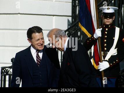 **Datei Foto** George Shultz Ist Verstorben. Washington DC., USA, 14. Januar 1985 Verteidigungsminister Cspar Weinberger und Staatssekretär George Shultz im Südportikus des Weißen Hauses während der Abreisezeremonie für den Premierminister. Wilfred Martens von Belgien. Kredit: Mark Reinstein/MediaPunch Stockfoto