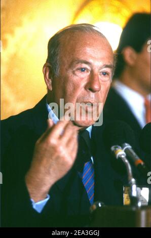 **Datei Foto** George Shultz Ist Verstorben. US-Außenminister George Shultz bei einer Pressekonferenz während der Treffen der Organisation amerikanischer Staaten in Washington, DC am 9. November 1987. Kredit: Howard L. Sachs/CNP /MediaPunch Stockfoto