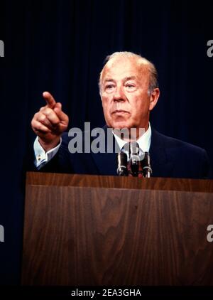 **Datei Foto** George Shultz Ist Verstorben. Der US-Außenminister George P. Shultz führt am 3. Juli 1985 eine Pressekonferenz in Washington, DC, durch. Quelle: Arnie Sachs/CNP/MediaPunch Stockfoto