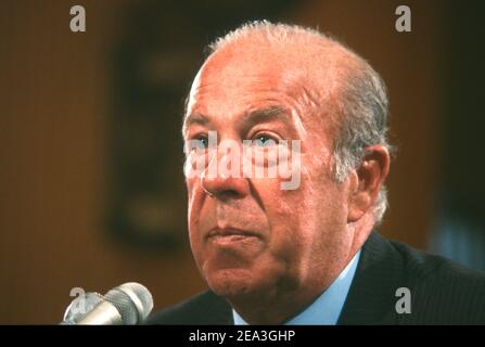 **Datei Foto** George Shultz Ist Verstorben. Der US-Außenminister George P. Shultz bezeugt vor dem US-Senatsausschuss für Außenbeziehungen am 10. September 1987 die Lage in Mittelamerika in Washington, DC. Kredit: Howard L. Sachs/CNP/MediaPunch Stockfoto