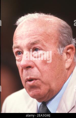 **Datei Foto** George Shultz Ist Verstorben. Der US-Außenminister George P. Shultz bezeugte am 23. Juli 1987 vor dem gemeinsamen Iran-Contra-Komitee des US-Repräsentantenhauses und des US-Senats auf dem Kapitolshügel in Washington, DC. Quelle: Arnie Sachs/CNP/MediaPunch Stockfoto