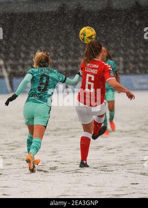 Bromley, Großbritannien. Februar 2021, 07th. Grace Coombs (#6 CHARLTON ATHLETIC) und Amalie Thestrup (#9 LIVERPOOL) machen eine Herausforderung für den Ball im Schnee Credit: SPP Sport Press Foto. /Alamy Live Nachrichten Stockfoto