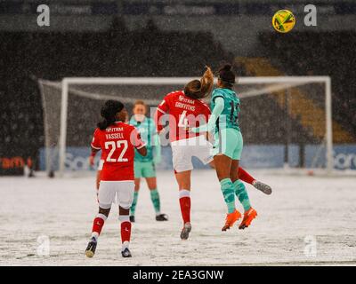 Bromley, Großbritannien. Februar 2021, 07th. Alice Griffiths (#4CHARLTON ATHLETIC) und (#22 Shauna Vassell) versuchen, den Ball von Taylor Hinds (#12 LIVERPOOL) Kredit: SPP Sport Pressefoto zu gewinnen. /Alamy Live Nachrichten Stockfoto