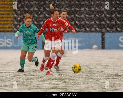 Bromley, Großbritannien. Februar 2021, 07th. Ella Rutherford (#19 CHARLTON ATHLETIC) kommt von Rachel Furness (#27 LIVERPOOL) weg, als der Schnee fällt Quelle: SPP Sport Press Foto. /Alamy Live Nachrichten Stockfoto