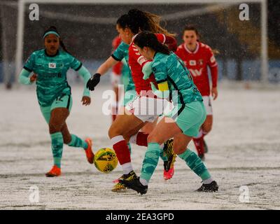 Bromley, Großbritannien. Februar 2021, 07th. Niamh Fahey (C) (#5 LIVERPOOL) versucht, den Ball an einer verschneiten Hayes Lane zu bekommen Quelle: SPP Sport Press Foto. /Alamy Live Nachrichten Stockfoto