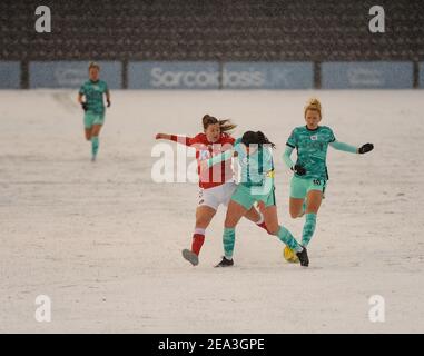 Bromley, Großbritannien. Februar 2021, 07th. Spieler im Schnee während des FA Women's Championship Matches zwischen Charlton Athletic und Liverpool in Hayes Lane, Bromley Credit: SPP Sport Press Foto. /Alamy Live Nachrichten Stockfoto