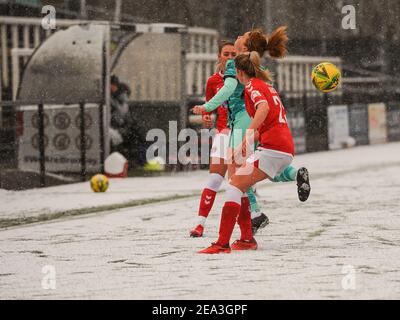 Bromley, Großbritannien. Februar 2021, 07th. Lois Heuchan (#25 CHARLTON ATHLETIC) Herausforderungen für den Ball an einem verschneiten Tag in Hayes Lane Credit: SPP Sport Press Photo. /Alamy Live Nachrichten Stockfoto