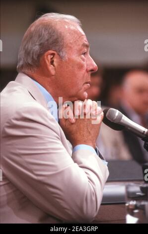 **Datei Foto** George Shultz Ist Verstorben. Der US-Außenminister George P. Shultz bezeugte am 23. Juli 1987 vor dem gemeinsamen Iran-Contra-Komitee des US-Repräsentantenhauses und des US-Senats auf dem Kapitolshügel in Washington, DC. Quelle: Arnie Sachs/CNP/MediaPunch Stockfoto