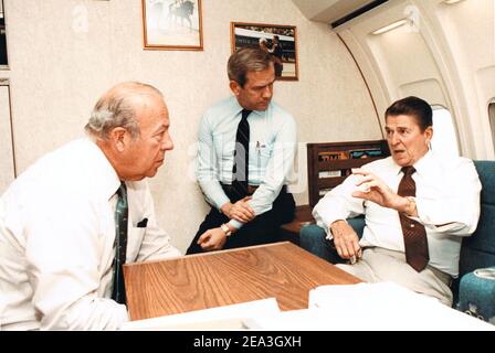 **Datei Foto** George Shultz Ist Verstorben. Auf diesem Foto, das vom Weißen Haus veröffentlicht wurde, leitet US-Präsident Ronald Reagan, rechts, Maßnahmen zur Situation in Beirut, nachdem er am 23. Oktober 1983 von US-Außenminister George P. Shultz und dem designierten Nationalen Sicherheitsberater Robert McFarlane an Bord der Air Force One unterrichtet wurde. Kredit: Bill Fitz-Patrick/White House via CNP/MediaPunch Stockfoto