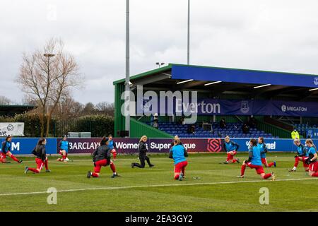 Liverpool, Großbritannien. Februar 2021, 07th. Die Spieler von Birmingham City wärmen sich während des FA Women's Super League Spiels zwischen Everton und Birmingham City im Walton Hall Park in Liverpool, England, auf. Kredit: SPP Sport Presse Foto. /Alamy Live Nachrichten Stockfoto