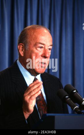 **Datei Foto** George Shultz Ist Verstorben. Der US-Außenminister George P. Shultz führt am 18. September 1987 im Weißen Haus in Washington, DC, eine Pressekonferenz über den Abrüstungsvertrag zwischen den USA und der Sowjetunion durch. Kredit: Howard L. Sachs/CNP/MediaPunch Stockfoto