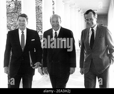 **Datei Foto** George Shultz Ist Verstorben. US-Präsident Ronald Reagan, links, US-Außenminister George P. Shultz, Mitte, und US-Vizepräsident George H.W. Bush, rechts, gehen Sie auf der Kolonnade vom Oval Office zur Residenz des Weißen Hauses in Washington, DC am 9. Januar 1985. Shultz kehrt nach seinen Gesprächen mit dem Außenminister der UdSSR, Andrei Gromyko, in Genf in die Hauptstadt zurück. Quelle: Pool über CNP/MediaPunch Stockfoto