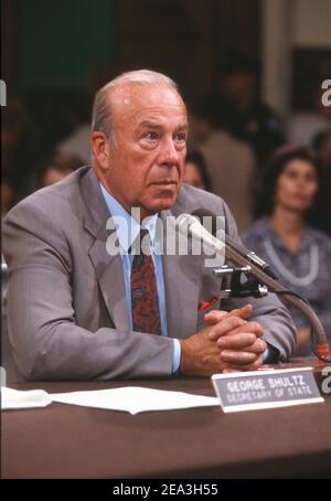 **Datei Foto** George Shultz Ist Verstorben. Der US-Außenminister George P. Shultz bezeugte am 24. Juli 1987 vor dem gemeinsamen Iran-Contra-Komitee des US-Repräsentantenhauses und des US-Senats auf dem Kapitolshügel in Washington, DC. Kredit: Ron Sachs/CNP/MediaPunch Stockfoto