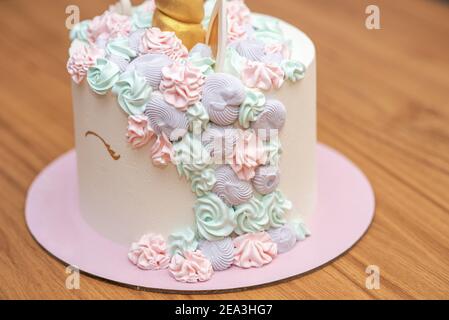 Einhorn-Kuchen mit mehrfarbigen Pastell Buttercreme-Vereisung dekoriert. Einhorn-Kuchen aus nächster Nähe. Stockfoto