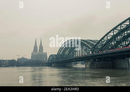 Panorama von Köln mit Dom und hohenzollernbrücke bei Schneewetter. rheinfluss mit Hochwasser Stockfoto