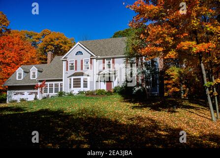 Große Vorstadthaus mit Herbstlaub ist in Neu-england, Connecticut, USA Stockfoto