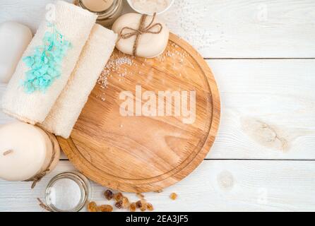 Spa-Komposition mit Pflegeprodukten und Cyan-Blüten auf weißem Holzhintergrund. Stockfoto
