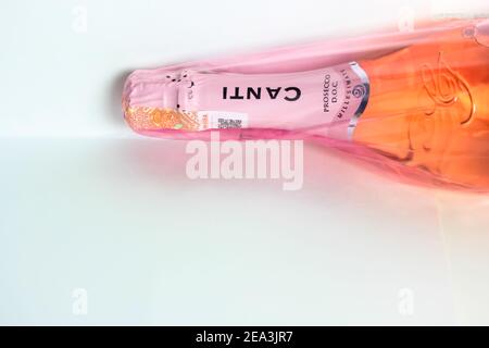 Kiew, Ukraine, 7. Februar 2020. Flasche pinken Prosecco Canti auf weißem Hintergrund. Alkoholische Produkte für die Damen. Hochwertige Fotos Stockfoto