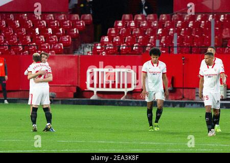 Munir El Haddadi aus Sevilla feiert sein Tor mit Teamkollegen während des spanischen Meisterschaftsspiels La Liga zwischen Sevilla FC und Getafe CF am 6. Februar 2021 im Ramon Sanchez Pizjuan Stadion in Sevilla, Spanien - Foto Joaquin Corchero / Spanien DPPI / DPPI / LiveMedia/Sipa USA Stockfoto