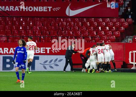 Munir El Haddadi aus Sevilla feiert sein Tor mit Teamkollegen während des spanischen Meisterschaftsspiels La Liga zwischen Sevilla FC und Getafe CF am 6. Februar 2021 im Ramon Sanchez Pizjuan Stadion in Sevilla, Spanien - Foto Joaquin Corchero / Spanien DPPI / DPPI / LiveMedia/Sipa USA Stockfoto