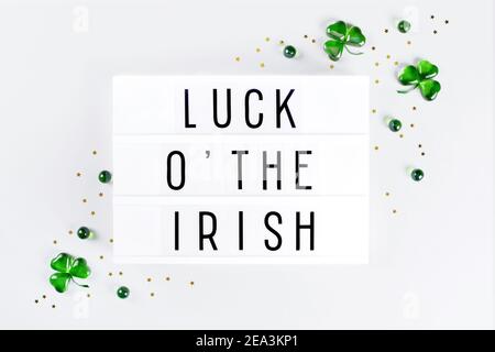 Lightbox mit St. Patricks Tagesgruß und Kleeblätter von Grün Glasherzen Stockfoto