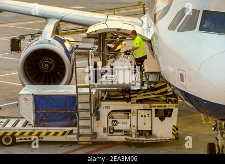 Prag, Tschechische Republik - August 2018: Luftfrachtpalette wird in den vorderen Frachtraum eines Airbus A320 von British Airways verladen Stockfoto