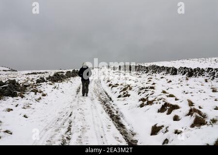 Walker auf der Taylor Lane im Derbyshire Peak District National Parken Stockfoto