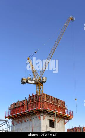 PONTYPRIDD, WALES - Oktober 2018: Turm Kran über dem Stahl Schalung und unterstützt die konkreten Aufzugsschacht eines neuen Gebäudes auf einer Seite fest Stockfoto