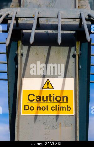 Anti-Climb-Hinweis durch große Spikes geschützt. Stockfoto