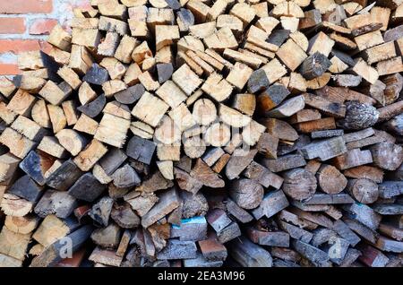 Holzstämme, Bretter, Brennholz. Brennholz für den Winter ernten. Holz für die Möbelherstellung. Textur von Holzwerkstoffen Stockfoto