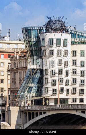 PRAG, TSCHECHISCHE REPUBLIK - JULI 2018: Das Gebäude Nationale-Nederlanden im Prager Stadtzentrum. Es ist auch bekannt als "das Tanzende Haus" Stockfoto