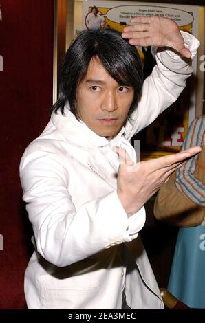 'Cast Member Stephen Chow kommt bei der ''Kung Fu Hustle'' Premiere im Ziegfeld Theater in New York, am Donnerstag, 31. März 2005. Foto von Nicolas Khayat/ABACA.' Stockfoto