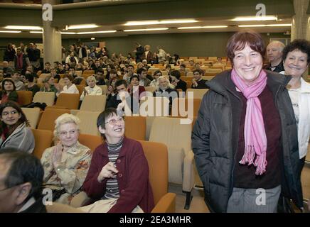 Die französische Ultralinken-Partei Lutte Ouvriere, Anführerin Arlette Laguiller, wirbt am 31. März 2005 in Bordeaux für das "NEIN" gegen die europäische Verfassung. Foto von Patrick Bernard/ABACA. Stockfoto