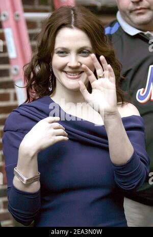 Die US-Schauspielerin Drew Barrymore kommt bei der 'David Letterman Show' an, um am 4. April 2005 ihren neuen Film 'Fever Pitch' in New York City, NY, USA, zu promoten. Foto von Guerin-Lamperti/ABACA. Stockfoto