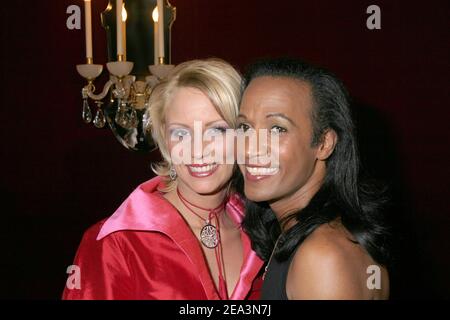 Die ehemalige Miss France und Miss Europe Elodie Gossuin und Vincent McDoom nehmen an der Zeremonie "Victoires de la Beauté" Teil, die am 5. April 2005 im Marigny Theater in Paris, Frankreich, stattfand. Foto von Benoit Pinguet/ABACA. Stockfoto