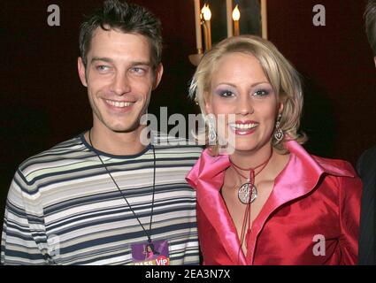 Die ehemalige Miss Frankreich und Miss Europa Elodie Gossuin und ihr Freund Bertrand nehmen an der Zeremonie der "Victoires de la Beauté" Teil, die am 5. April 2005 im Marigny-Theater in Paris, Frankreich, stattfand. Foto von Benoit Pinguet/ABACA. Stockfoto