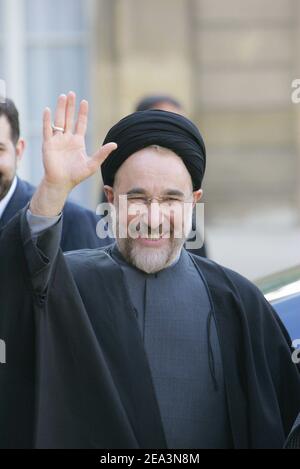 Irans Präsident Mohammad Khatami verlässt am 5. April 2005 den Elysee-Palast in Paris, Frankreich. Foto von Mousse/ABACA. Stockfoto