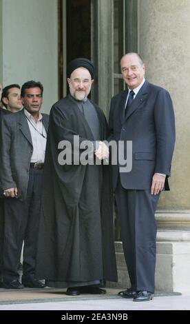 Irans Präsident Mohammad Khatami schüttelt die Hand mit dem französischen Präsidenten Jacques Chirac, als er am 5. April 2005 den Elysee-Palast in Paris verlässt. Foto von Mousse/ABACA. Stockfoto