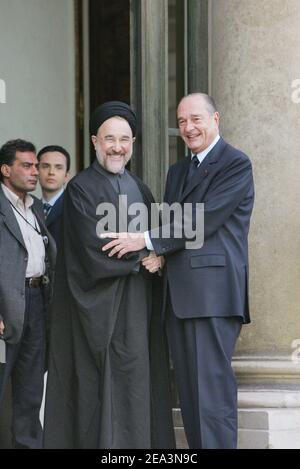 Irans Präsident Mohammad Khatami schüttelt die Hand mit dem französischen Präsidenten Jacques Chirac, als er am 5. April 2005 den Elysee-Palast in Paris verlässt. Foto von Mousse/ABACA. Stockfoto