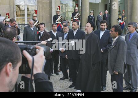 Irans Präsident Mohammad Khatami verlässt am 5. April 2005 den Elysee-Palast in Paris, Frankreich. Foto von Mousse/ABACA. Stockfoto